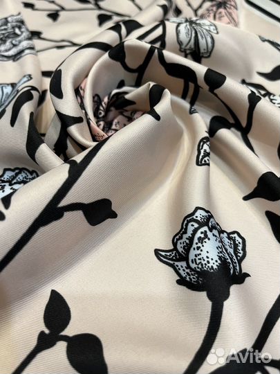 Шелковый платок Dior пудровый новый легкий