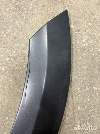 Левый молдинг переднего крыла
