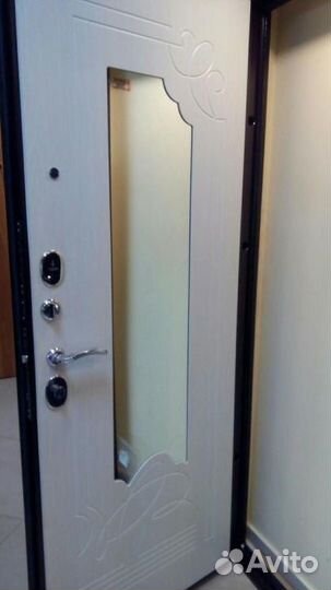 Входная дверь со склада с зеркалом