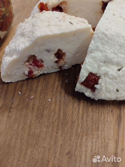 Сыр адыгейский домашний с вялеными томатами