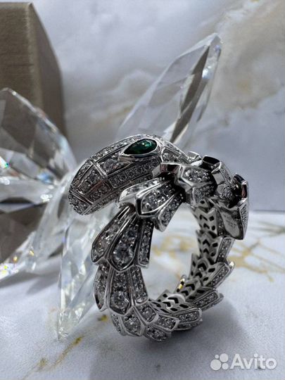 Золотое кольцо Bvlgari с бриллиантами и изумрудами