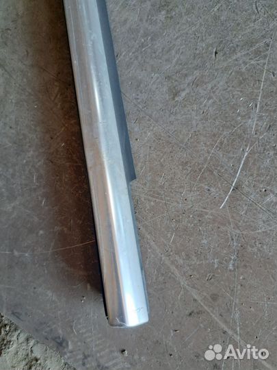 Молдинг стекла передний левый Mercedes W221