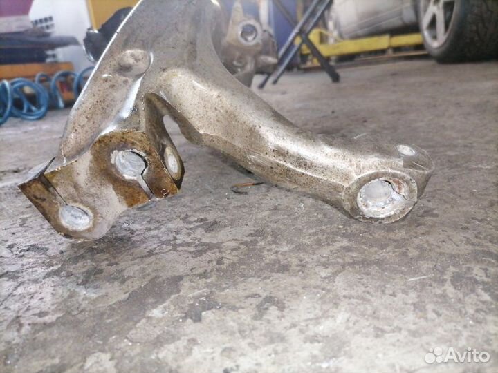 Кулак передний левый Audi A6 C6 AUK JER 2007