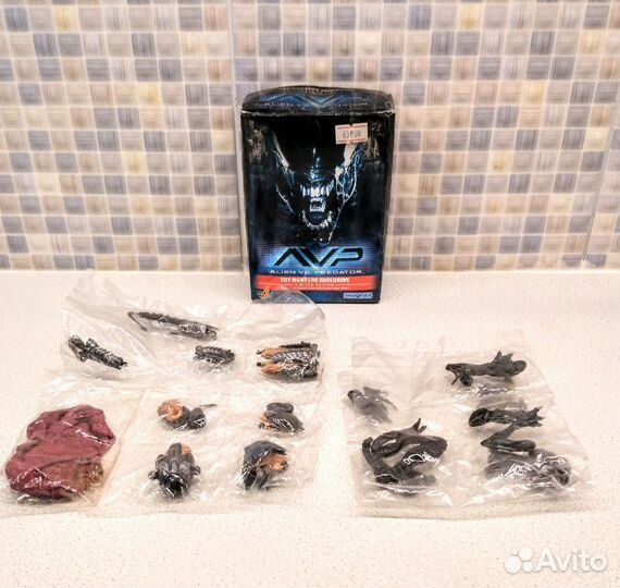 Фигурки Чужого и Хищника из фильма AvP