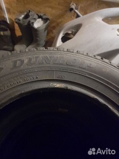 Dunlop SP Winter Ice 01 215/65 R16 102