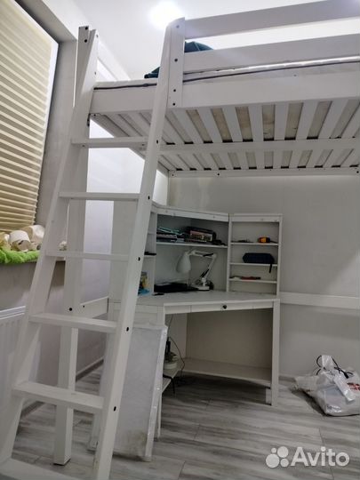 Кровать и стол