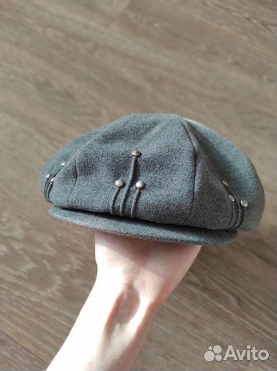 Берет (кеппи) и шарф серого цвета