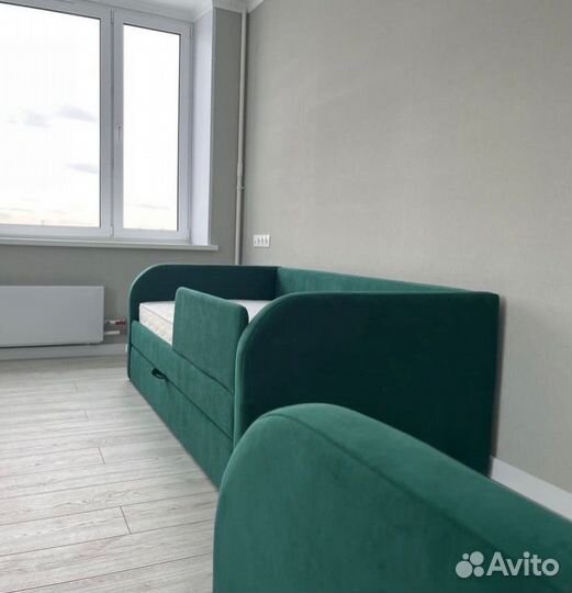 Детская кровать с бортиком