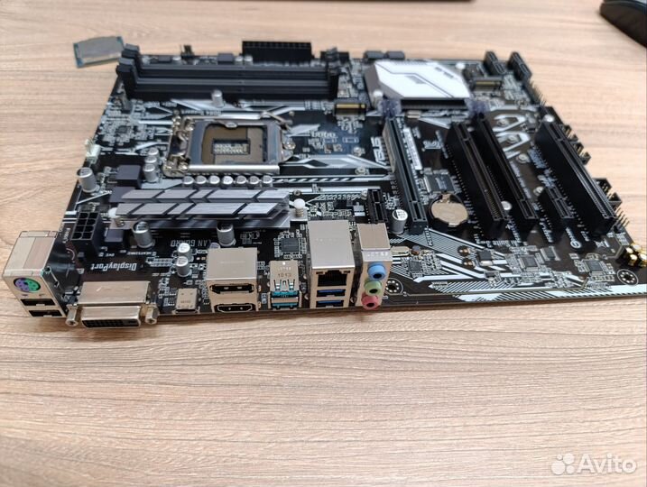 Материнская плата с процессором и памятью