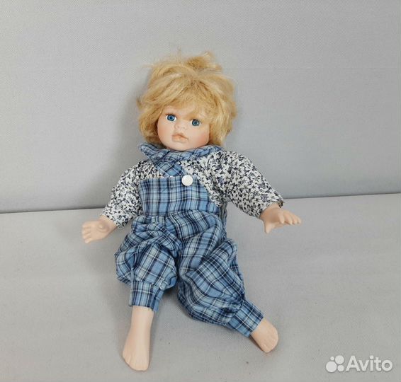 Кукла фарфоровая коллекционная мальчик