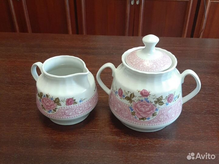 Блюдо, сахарница, сливочник, чайные блюдца