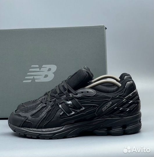 Черные New Balance 1906