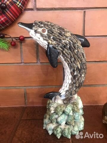 Дельфин из ракушки