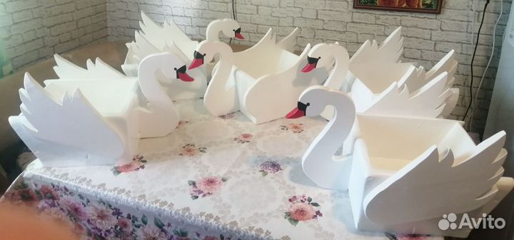 Кашпо лебедь