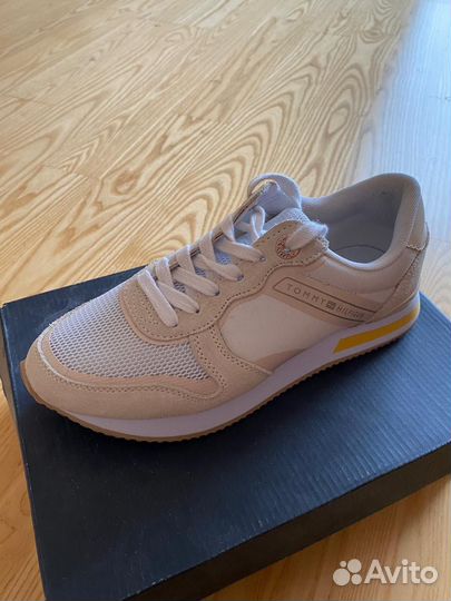 Кроссовки женские