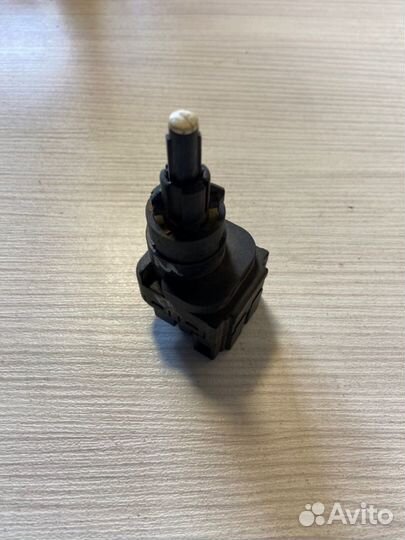 Датчик включения стопсигнала Skoda Fabia