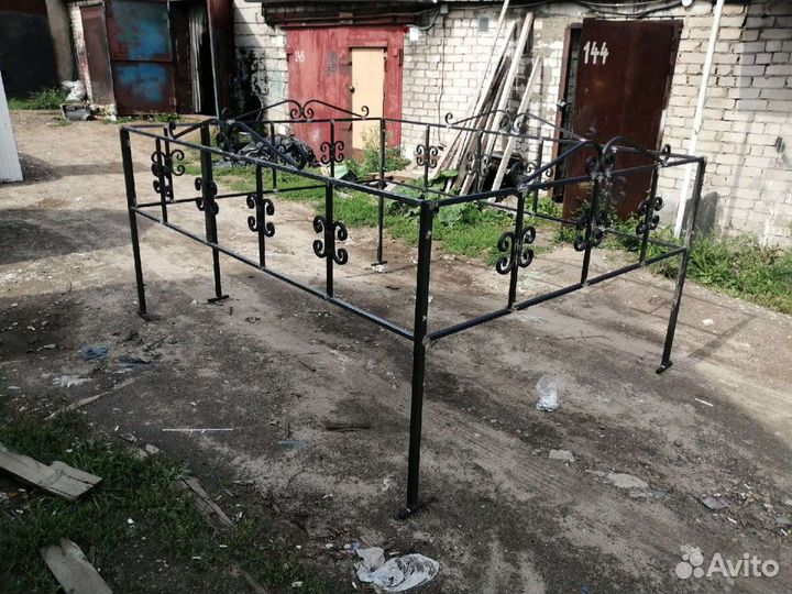 Ограда для кладбище, кресты, лавочки