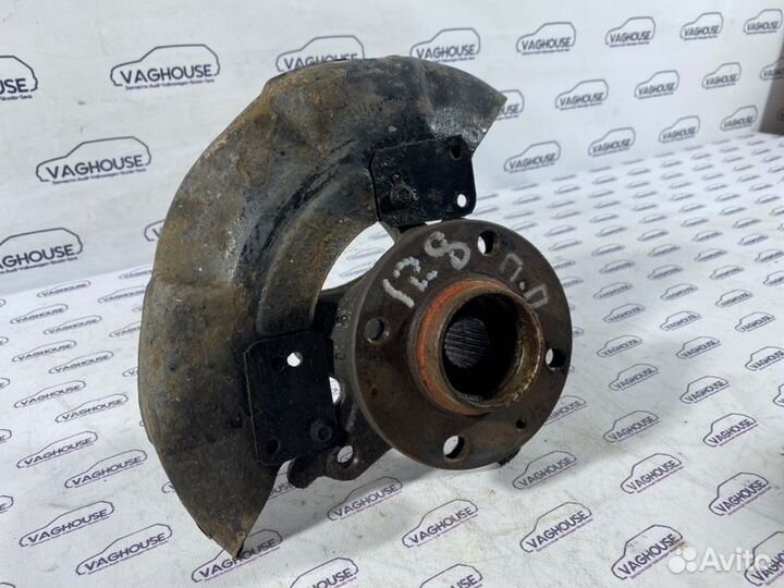 Кулак поворотный передний правый Volkswagen Passat