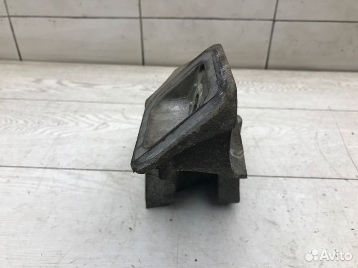 Кронштейн двигателя правый Land Rover Range Rover