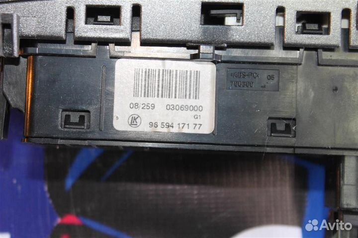 Аварийная кнопка Пежо 308