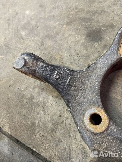 Передний левый поворотный кулак Lexus NX