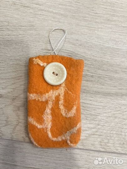 Оранжевый чехол валяный