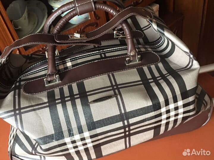 Сумка дорожная на колесах с выдвижной ручкой