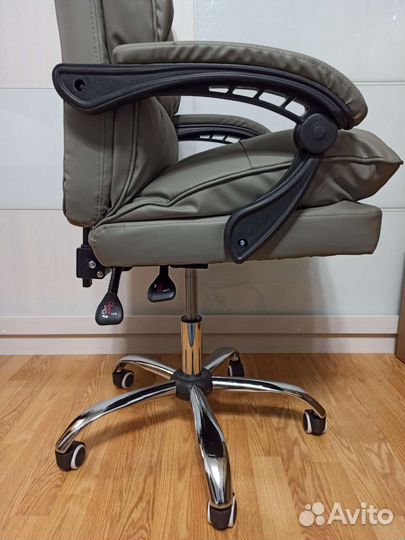 Компьютерные кресла руководителя новые с бесплатно