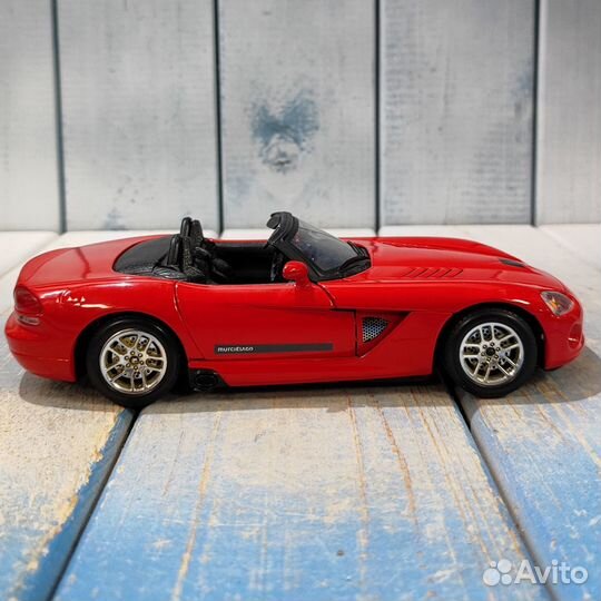 Модель автомобиля 1:24 Dodge Viper SRT 10 Bburago