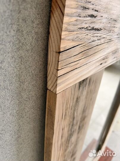 Зеркало в раме из амбарных досок