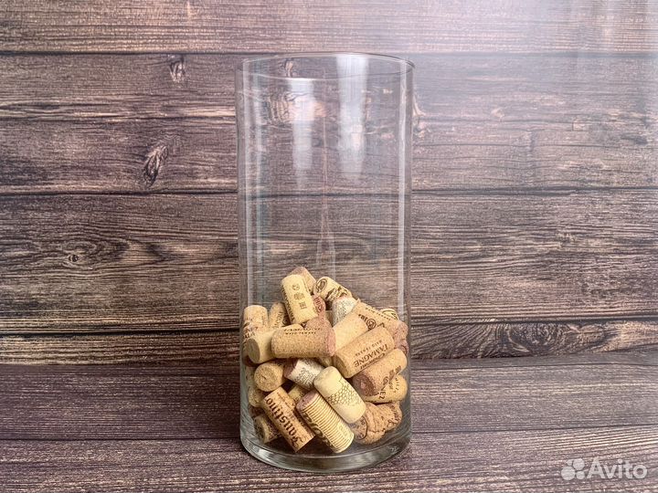 Стеклянная ваза цилиндр и 49 винных пробок