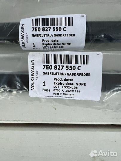 Новый амортизатор крышки богажника VW T6