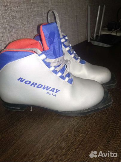 Лыжные ботинки и лыжи