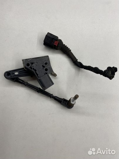 Датчик высоты подъема задний левый Volkswagen