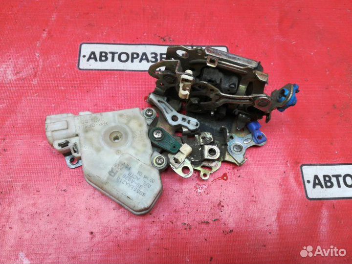Замок двери передний правый Nissan Sunny B15