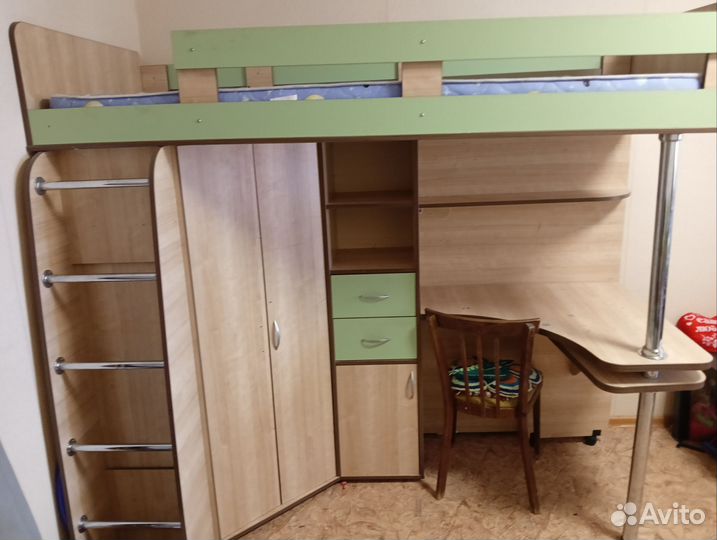 Детский уголок с кроватью и столом