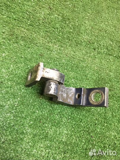 Петля задней правой двери верхняя VW Passat b5