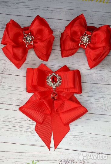 Галстук-брошь и бантики резиночки ручной работы