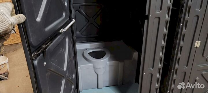 Туалетная кабинка для уличного загородного использования