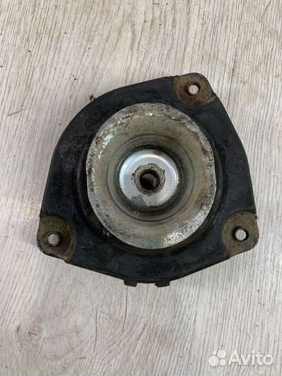 Опора стойки Nissan note E11 Лев, Прав