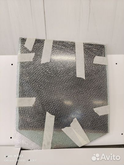 Стекло двери задней правой LR044021