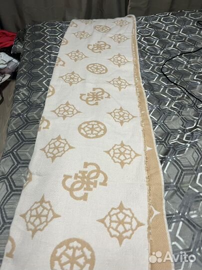 Теплый бежевый палантин Guess