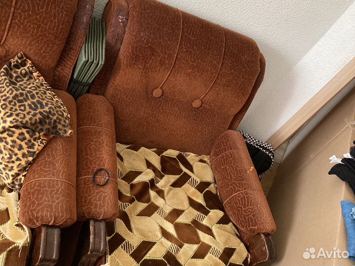 Один диван и два кресла