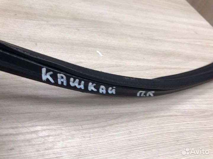 Уплотнительная резинка передняя правая Nissan