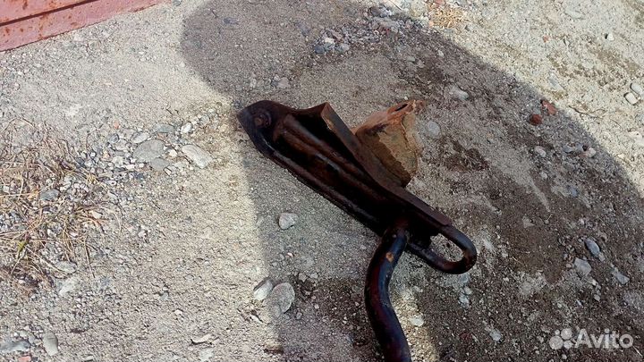 Штатная буксировочная проушина Mitsubishi Pajero 4