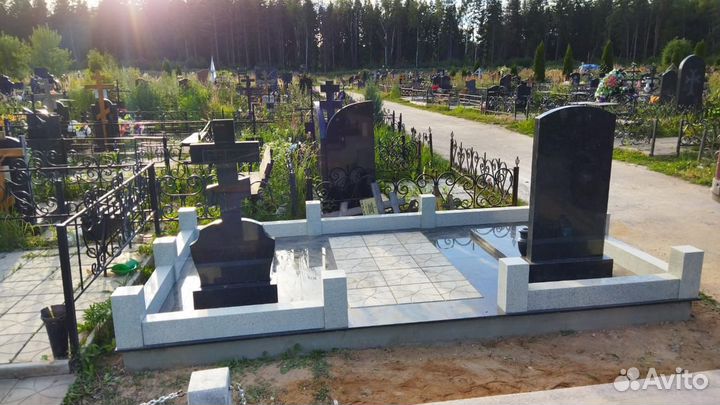 Укладка тротуарной плитки на кладбище