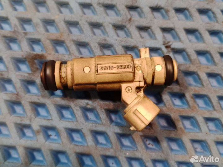 Форсунка топливная Kia Sportage 2 2.0I 2008