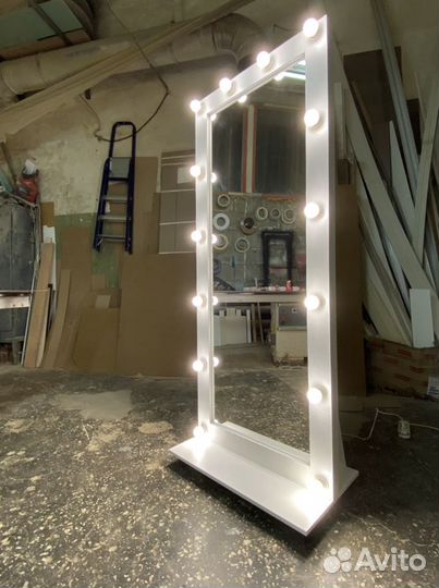 Новое зеркало с подсветкой на полке