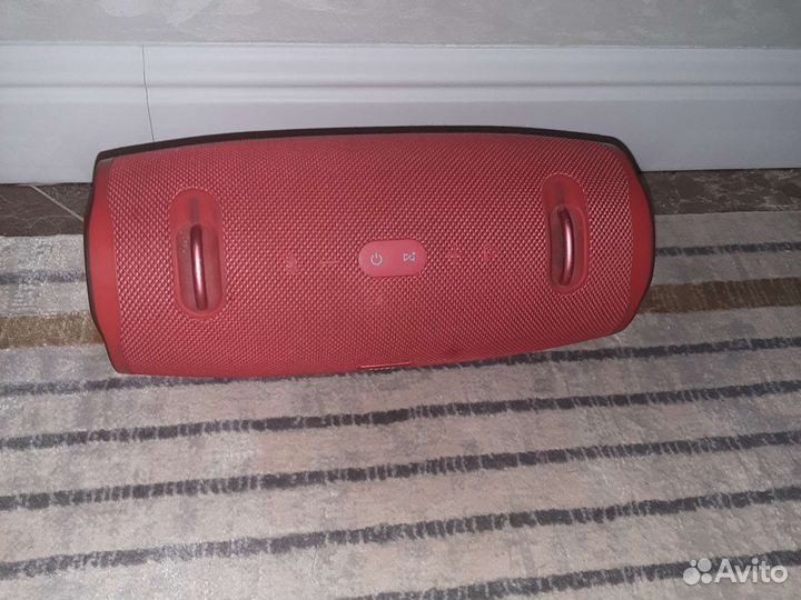 Красная колонка JBL