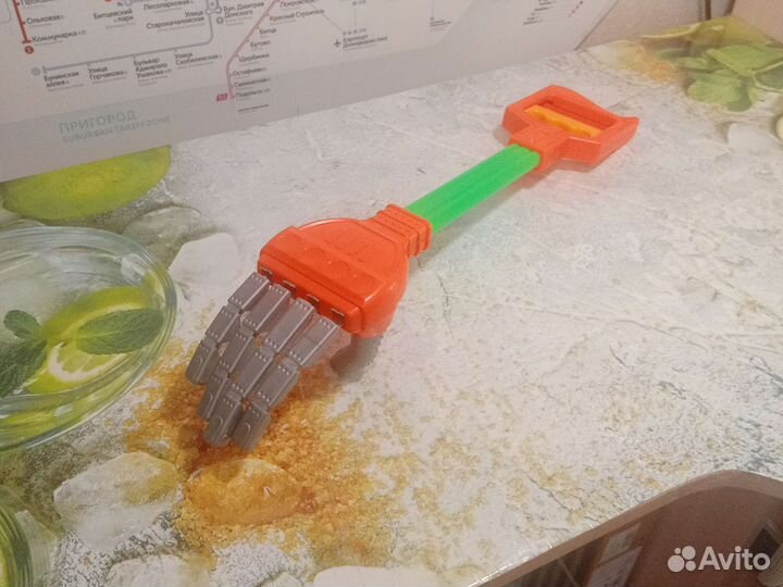 Живая игрушечная рука